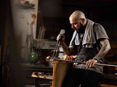Le souffleur de verre iconoclaste Thomas Ségaud à Arcueil est l'un des nombreux artisans à découvrir à l'occasion de ParisLocal du 18 au 20 novembre / © Thomas Segaud