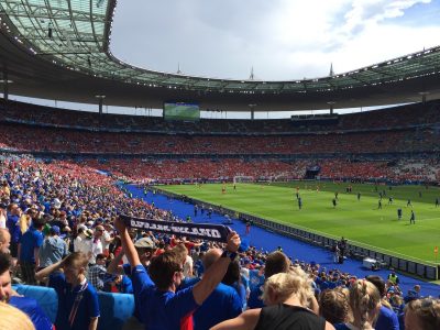 La finale de la Coupe du monde de foot 1998 qui s'était déroulée au Stade de France sera diffusée au Babel Café à Paris le 9 décembre / © PxHere