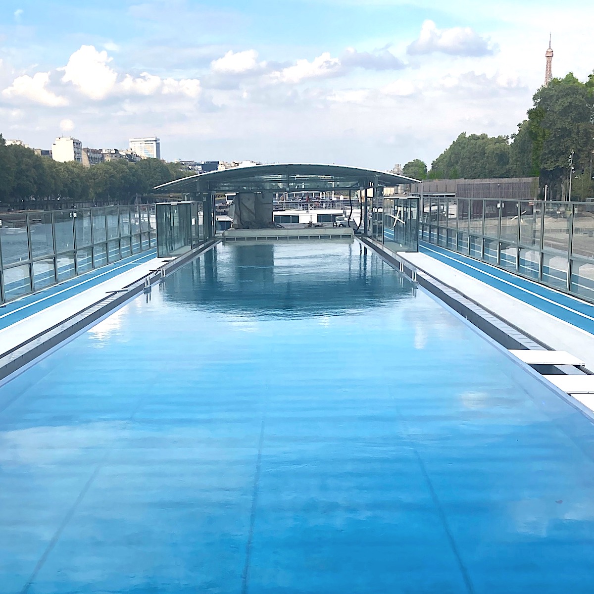 La piscine de la barge Annette K. en rooftop dans le 15e / © Annette K.