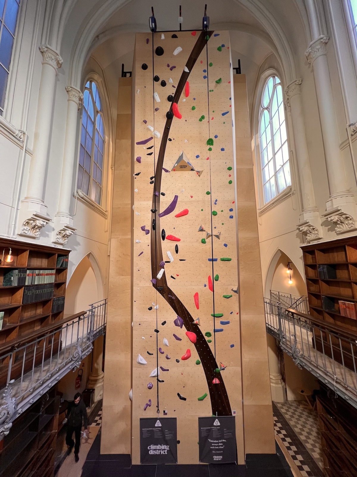 La nouvelle salle de Climbing District installée dans une chapelle à Saint-Lazare / © Climbing District