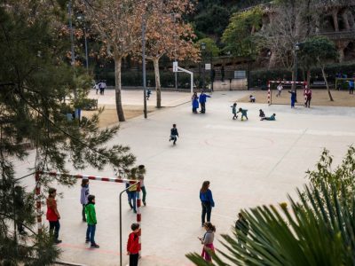 Selon Édith Maruéjouls, spécialiste de la géographie du genre, la place accordée au foot dans les cours de récréation se fait au détriment des autres activités / © Pxhere