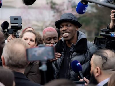 Le comédien et auteur Jean-Pascal Zadi incarne un candidat à la présidentielle dans la série 