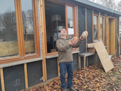 Ancien danseur, Sébastien Lefrançois a ouvert une boulangerie dans un container au 6b à Saint-Denis / © Joséphine Lebard pour Enlarge your Paris