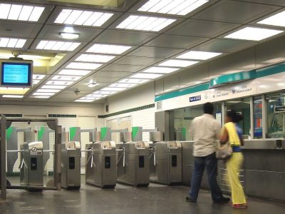 Depuis octobre dernier, il est possible de valider son titre de transport avec son téléphone Android dans les transports en Île-de-France / © Pline (Wikimedia commons)