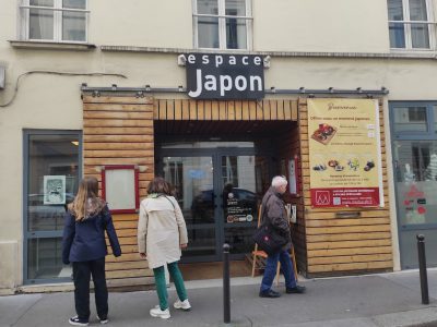 On peut faire bien des choses à l'Espace Japon dans le 10e à Paris, dont manger un bento à seulement 10 € / © Joséphine Lebard pour Enlarge your Paris