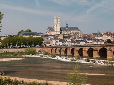 Nevers le long de la Loire, à 2 h en train de Paris / © Daniel Villafruela (Wikimedia commons)
