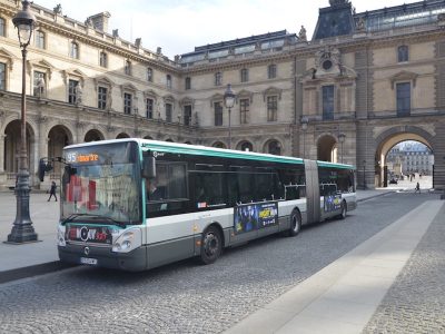 Enseignant dans un collège de banlieue, Alexis Potschke a partagé sa colère sur Facebook le mois dernier après avoir été filmé par une passagère dans un bus alors qu'il encadrait une sortie scolaire / © Moovitapp