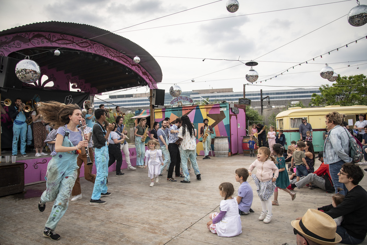 Fanfare à la friche Bercy Beaucoup dans le 12e / © Jérômine Derigny pour Enlarge your Paris