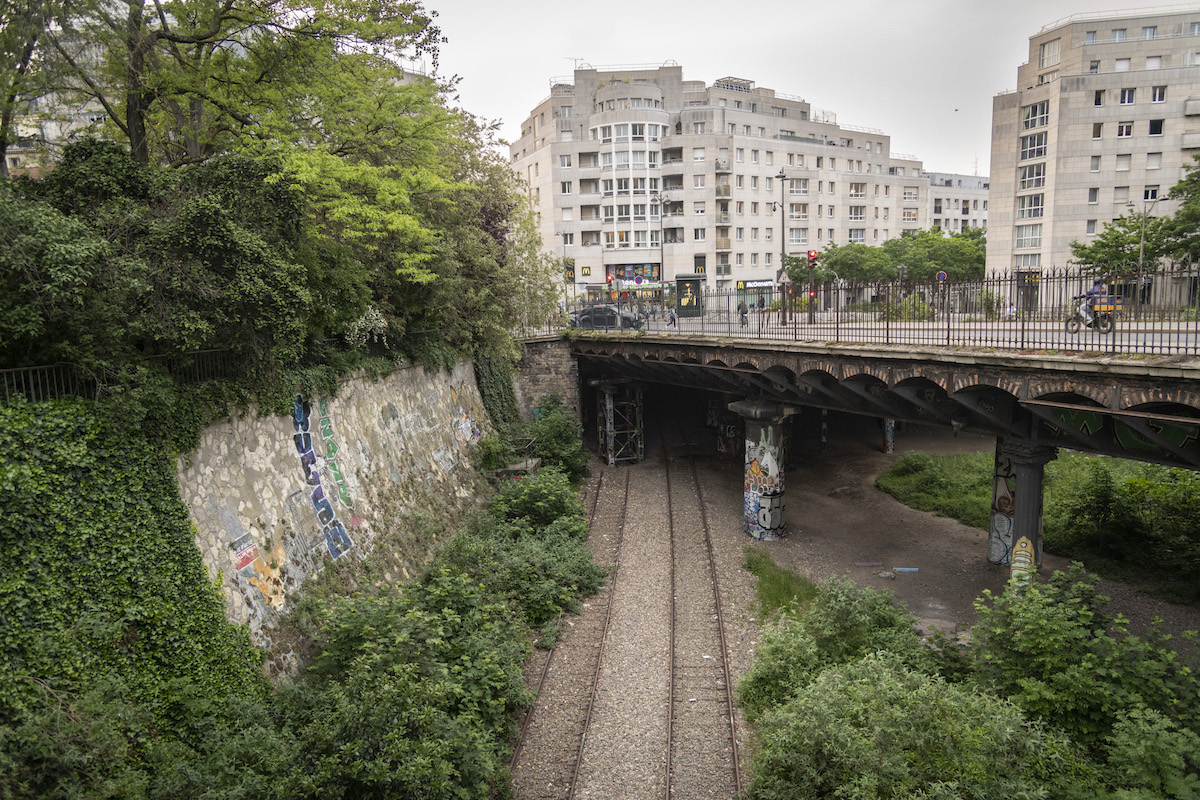 Vue plongeante sur la tranchée des Buttes-Chaumont sur un tronçon non ouvert au public / © Jérômine Derigny pour Enlarge your Paris