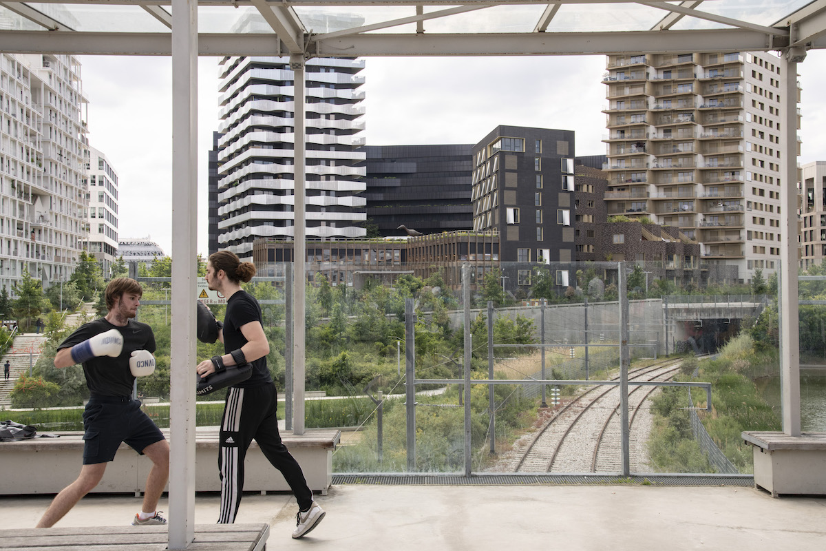 Entraînement de boxe au-dessus d’un embranchement de la Petite Ceinture au niveau du parc Martin Luther-King dans le 17e / © Jérômine Derigny pour Enlarge your Paris