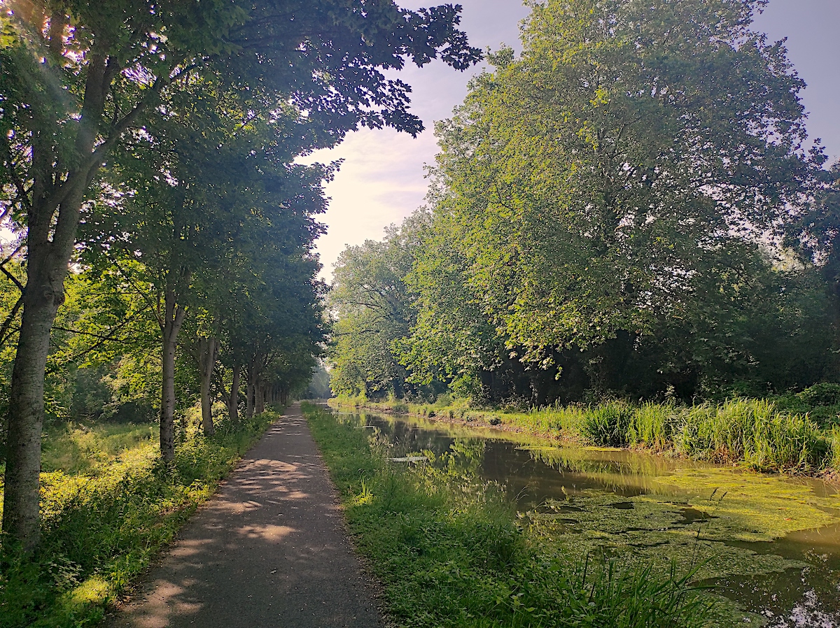 Le canal de Berry offre de belles balades à vélo depuis Vierzon / © Joséphine Lebard pour Enlarge your Paris