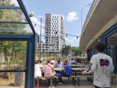 Le restaurant La Bretelle a ouvert entre le 13e arrondissement et Ivry sous une bretelle du périphérique / © Joséphine Lebard pour Enlarge your Paris