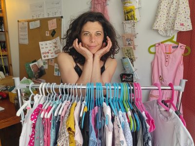 Elena Varoutsikos a ouvert l'Epicerie vestimentaire à Alfortville / © Joséphine Lebard pour Enlarge your Paris