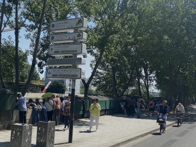 La nouvelle signalétique métropolitaine a pris place sur les panneaux de Ville de Paris / © Steve Stillman pour Enlarge your Paris
