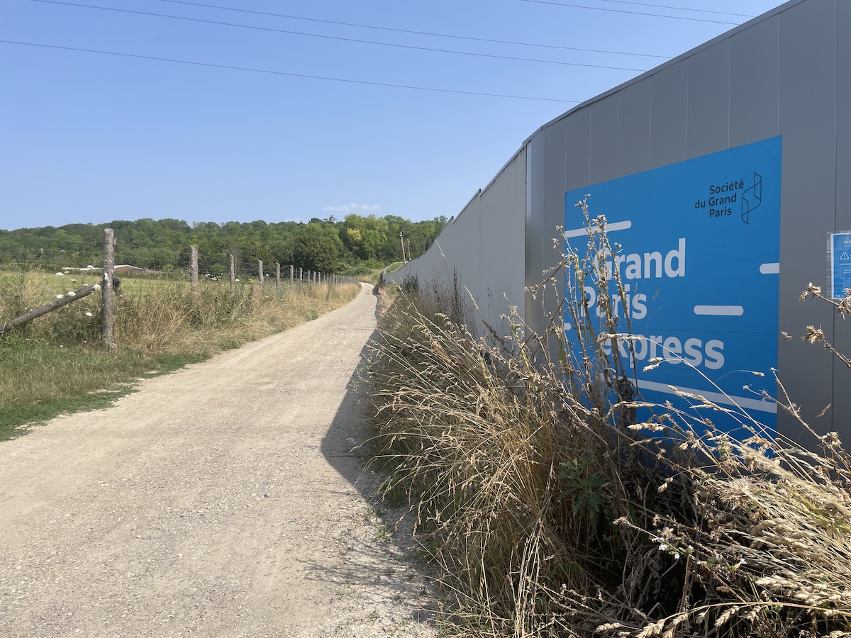 Le chantier du Grand Paris Express en lisière des vignes du Domaine des coteaux du Montguichet à Chelles en Seine-et-Marne / © Virginie Jannière pour Enlarge your Paris 