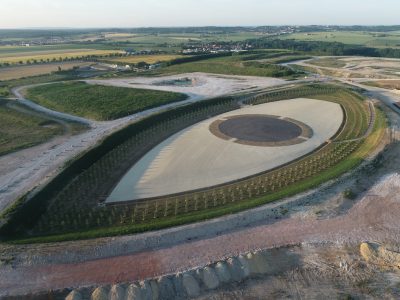 L'Oeil du ciel, une oeuvre de land art signée de l'artiste et architecte Antoine Grumbach en bordure de l'aéroport de Roissy / © ECT