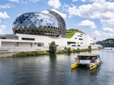 Le catamaran électro-solaire « Félix de Azara » sillonne la Seine le week-end dans les Hauts-de-eine jusqu'au 30 septembre / © CD92 - Julia Brechler
