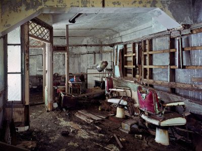Un ancien salon de beauté dans la ville de Gunkanjima au Japon / © Yves Marchand et Romain Meffre