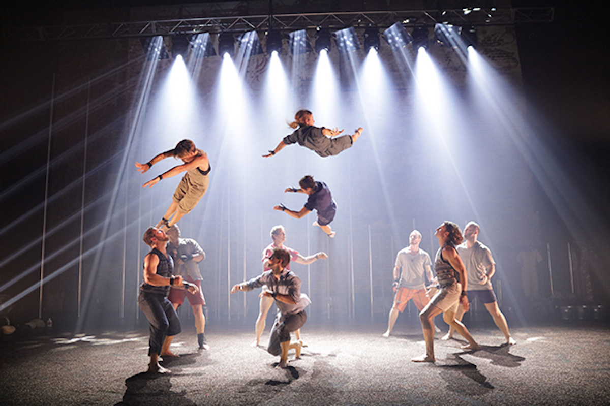 La compagnie "Gravity & Other Myths" revient à l'Espace chapiteaux du parc de la Villette du 12 au 31 décembre avec son spectacle "A Simple Space" / © Rob Maccoll