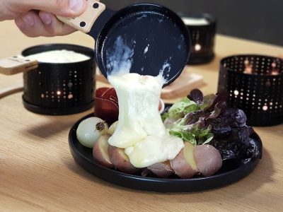 La Laiterie de Paris propose une raclette au CBD dans ses deux boutiques du 18e et du 19e / © Garanceshan