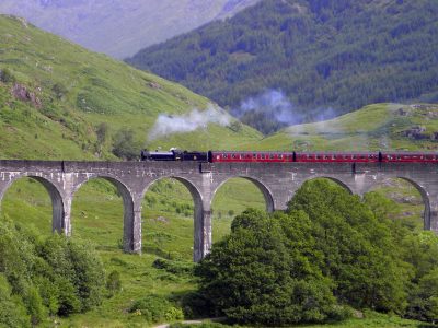 Le viaduc de Glenfinnan en Ecosse, popularisé par les films d'Harry Potter / © IrenicRhonda