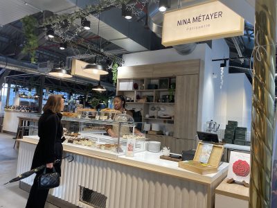 Le stand de la pâtissière Nina Métayer dans les halles Biltoki à Issy / © Virginie Jannière pour Enlarge your Paris