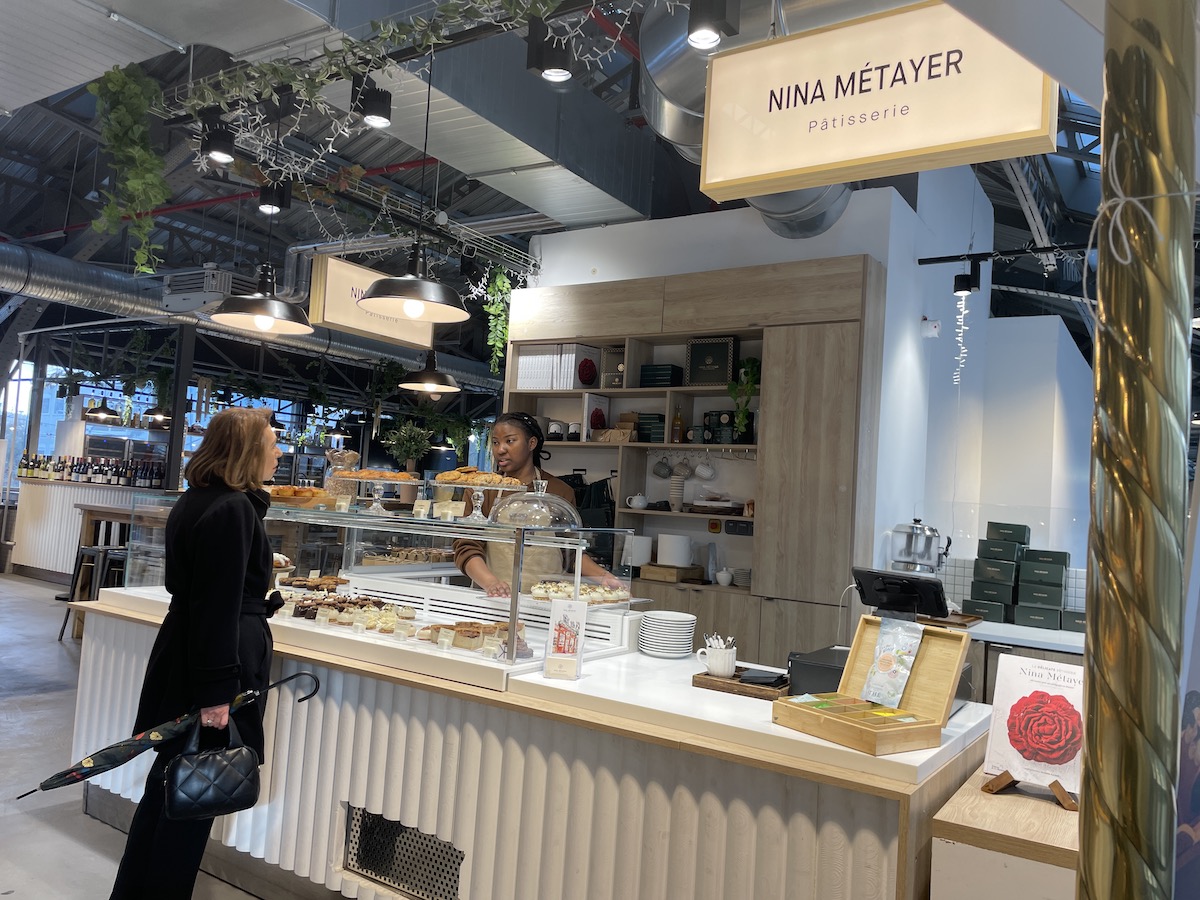 Le stand de la pâtissière Nina Métayer dans les halles Biltoki à Issy / © Virginie Jannière pour Enlarge your Paris