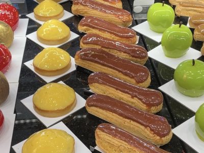 La tarte au citron et l'éclair au chocolat de la pâtisserie de La République à Boulogne-Billancourt, lauréate du Trophée de la pâtisserie 2024 du Grand Paris / © Virginie Jannière pour Enlarge your Paris