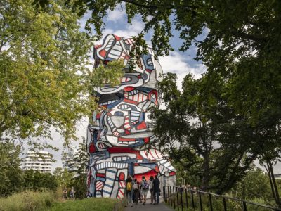 La Tour aux Figures, oeuvre monumentale de Jean-Dubuffet sur l'île Saint-Germain à Issy, fait partie des sites à visiter dans le 92 et le 78 où profiter de réductions grâce au Pass Destination / © Jérômine Derigny pour Enlarge your Paris