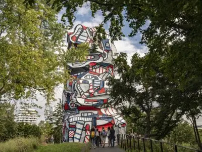 La Tour aux Figures, oeuvre monumentale de Jean-Dubuffet sur l'île Saint-Germain à Issy, fait partie des sites à visiter dans le 92 et le 78 où profiter de réductions grâce au Pass Destination / © Jérômine Derigny pour Enlarge your Paris