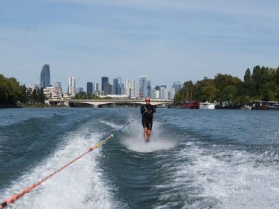 Le Ski nautique club de Paris pour glisser sur la Seine avec vue sur La Défense / © Vincent Migrenne