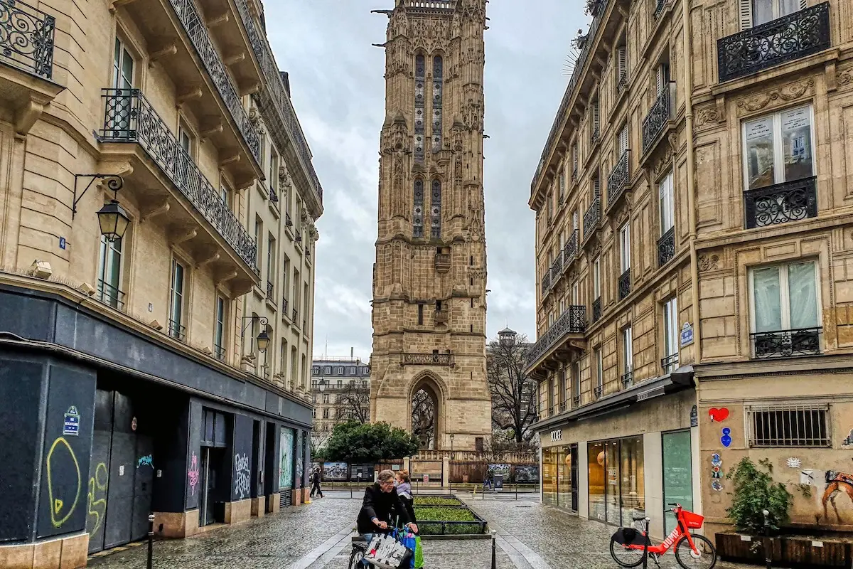 Le sommet de la tour Saint-Jacques à Paris est accessible du printemps à l'automne / © Besopha (Wikimedia commons)