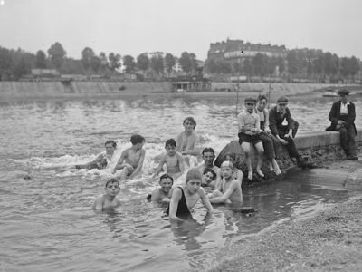 Baignade par jour de chaleur à Paris en 1932 / © Agence Rol - Gallica - BNF