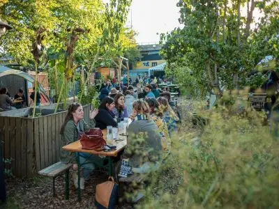 Jardin21 est ouvert jusqu'au 30 septembre à la frontière entre Paris et Pantin / © Jardin21