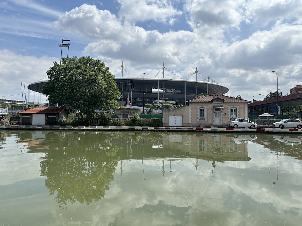 Le Stade de France le long du canal Saint-Denis / © Virginie Jannière pour Enlarge your Paris