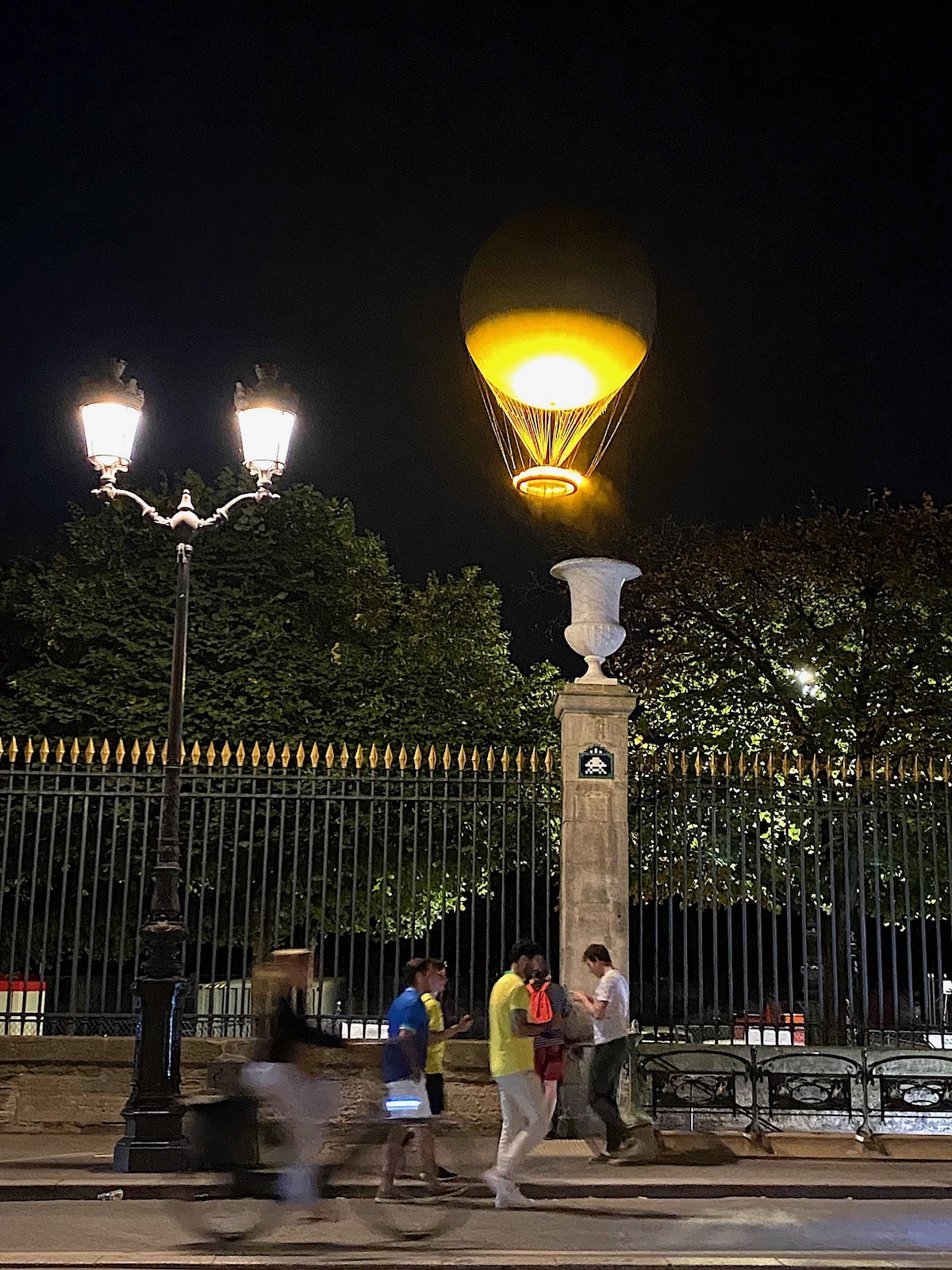 La flamme olympique vue depuis la rue de Rivoli / © Steve Stillman pour Enlarge your Paris