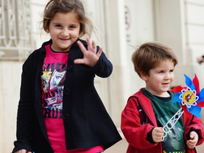 Créée en 1978, l'association Urgence garde d'enfants rassemble des bénévoles qui proposent leur aide aux parents de jeunes enfants / © PXhere (creative commons)