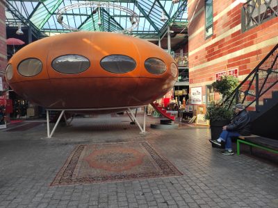 La Maison Futuro au marché Dauphine dans les Puces de Saint-Ouen / © Joséphine Lebard pour Enlarge your Paris
