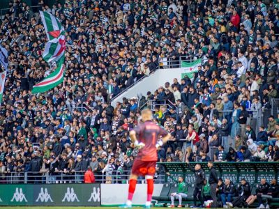 La tribune principale du Stade Bauer, l’antre du Red Star à Saint-Ouen / © Mael_alz
