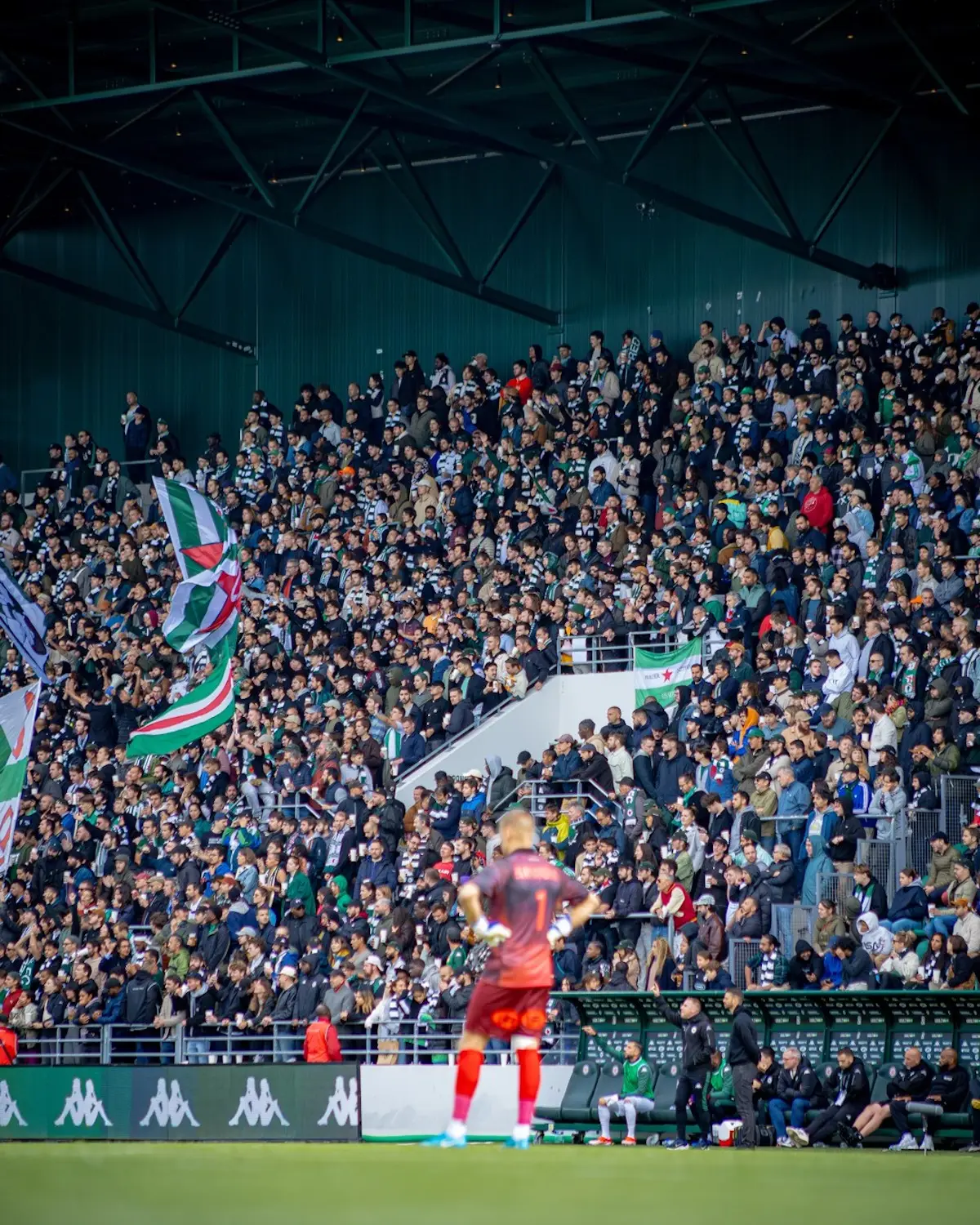 La tribune principale du Stade Bauer, l'antre du Red Star à Saint-Ouen / © Mael_alz