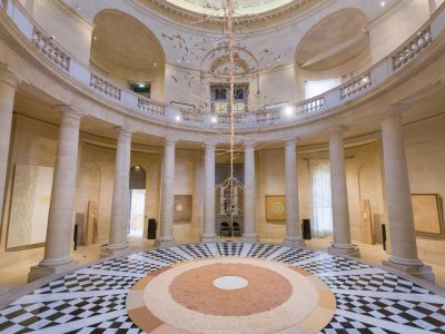 La chapelle de l'ancien hôpital royal de Versailles accueille les oeuvres de Duy Anh Nhan Duc jusqu'au 26 janvier / © Pierrick Daul / Ville de Versailles