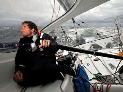 Michel Desjoyeaux à la barre de Foncia / © Vincent Curutchet