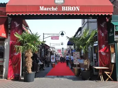 Le marché Biron sera l'un des marchés des Puces de Saint-Ouen qui accueillera la vente spéciale JO les 25 et 26 janvier / © Webmasterbiron (Wikimedia commons)