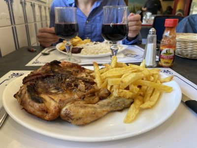 Le mardi, chez 5 Quinas à Saint-Denis, c'est poulet-frites / © Julie Viagas