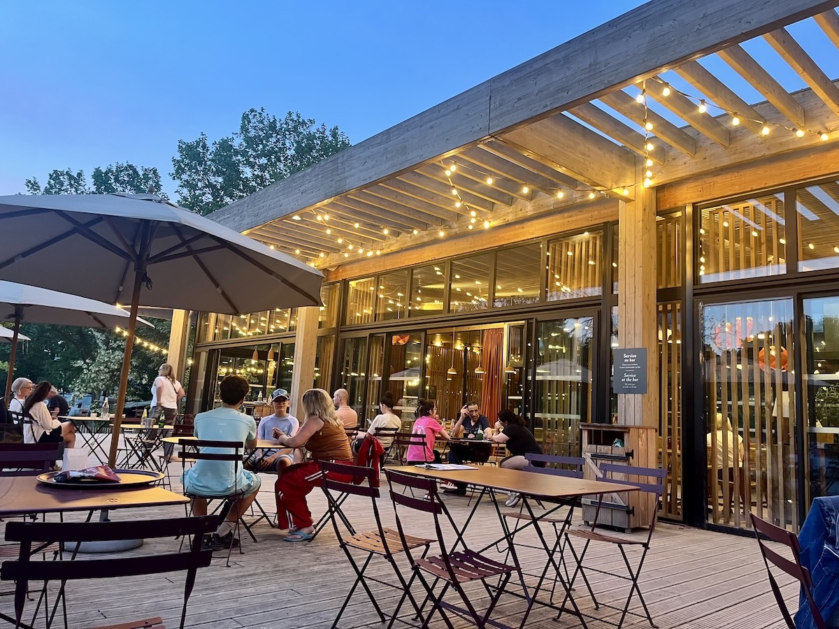 Le chalet qui fait office de restaurant et d'épicerie / © Pauline de Quatrebarbes pour Enlarge your Paris