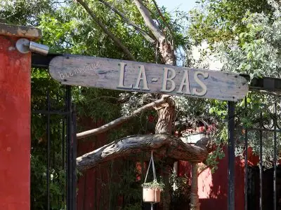 Le restaurant gastronomique Là-bas est caché dans une petite rue à la limite entre Vincennes et Montreuil / © Valentin Leroy
