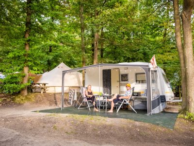 Le camping Huttopia à Versailles est entouré par la forêt / @ Huttopia Versailles