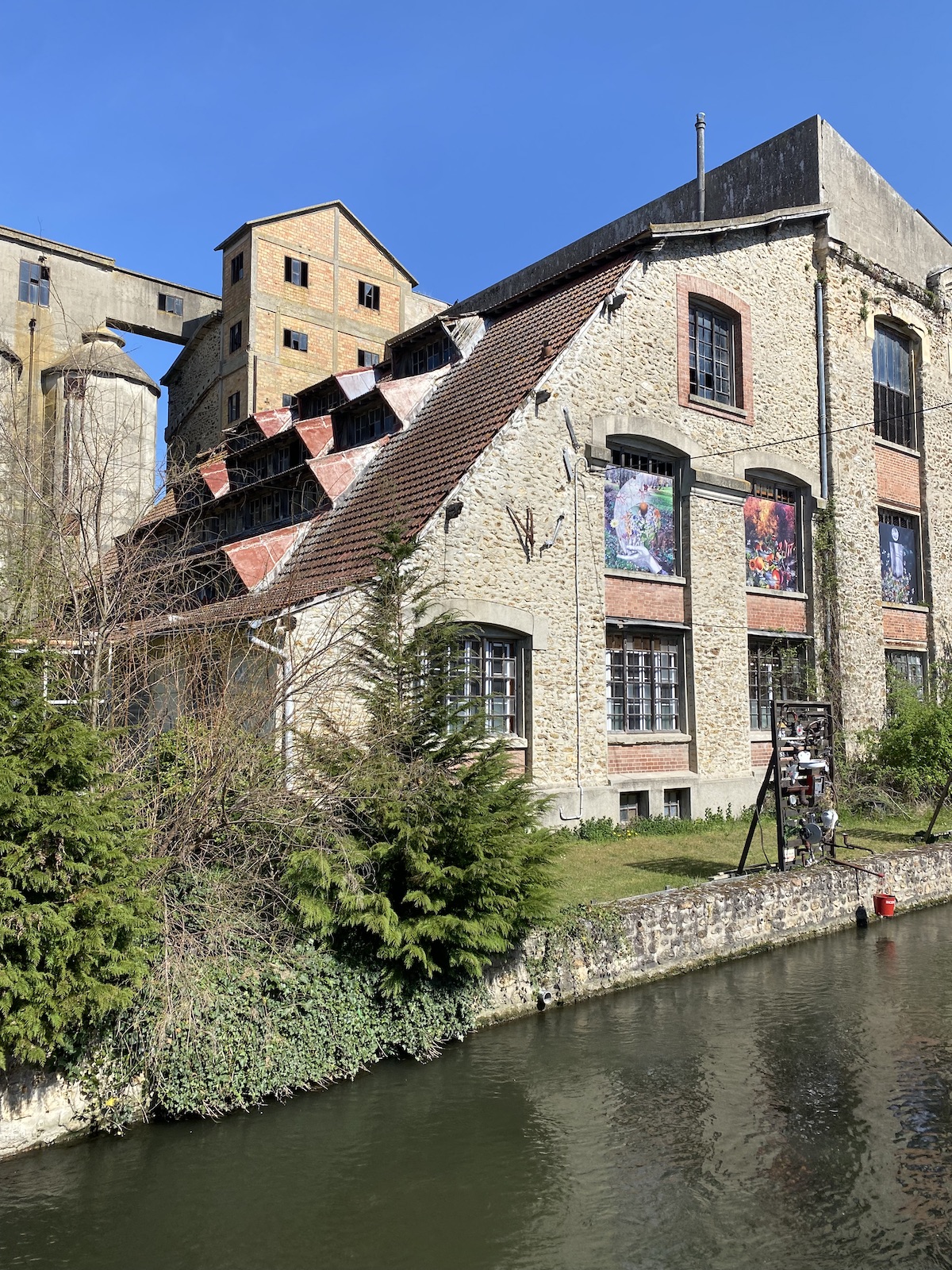 Une ancienne usine au bord de la rivière de l'Essonne / © Vianney Delourme pour Enlarge your Paris