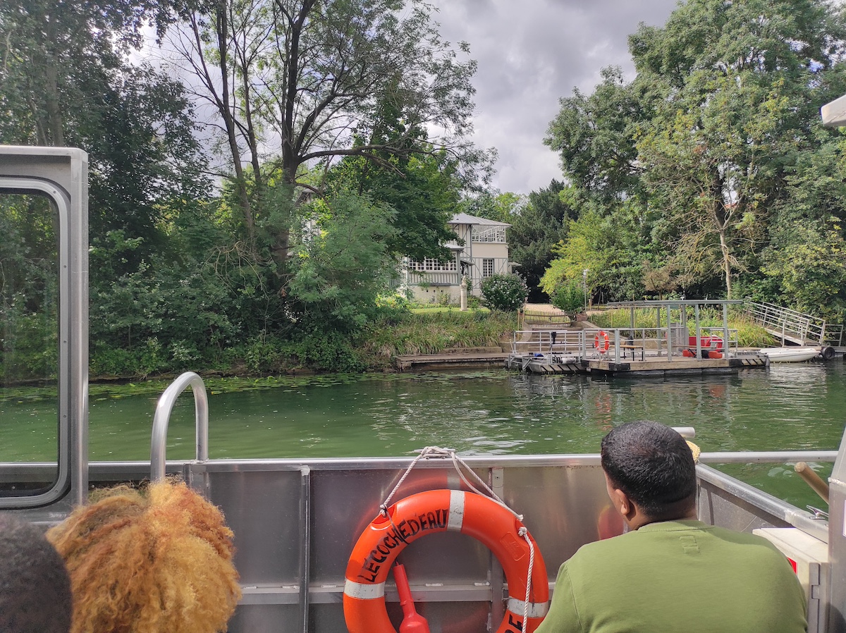 Le bateau-bus sur la Marne entre Joinville-le-Pont et / © Joséphine Lebard pour Enlarge your Paris