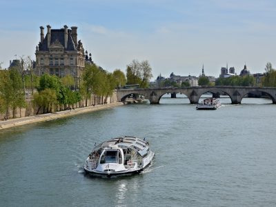 Le service de bateaux-bus dessert 9 stations à Paris / © JLPC (Wikimedia commons)